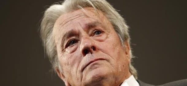 Alain Delon operato al nervo facciale: rischiava la paralisi?