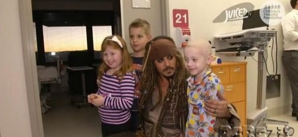 Johnny Depp vestito da Jack Sparrow fa visita ai bambini malati [FOTO]