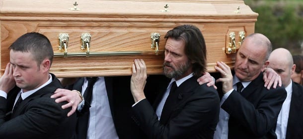 Jim Carrey al funerale dell'ex Cathriona White: porta la bara e si commuove [FOTO]